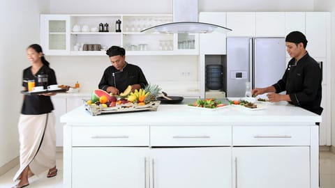 Villa, 4 Bedrooms | Private kitchen | Full-size fridge, microwave, oven, stovetop