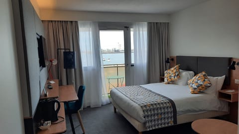 Standard Room, 1 Queen Bed, Sea View | Minibar, desk, blackout drapes, iron/ironing board