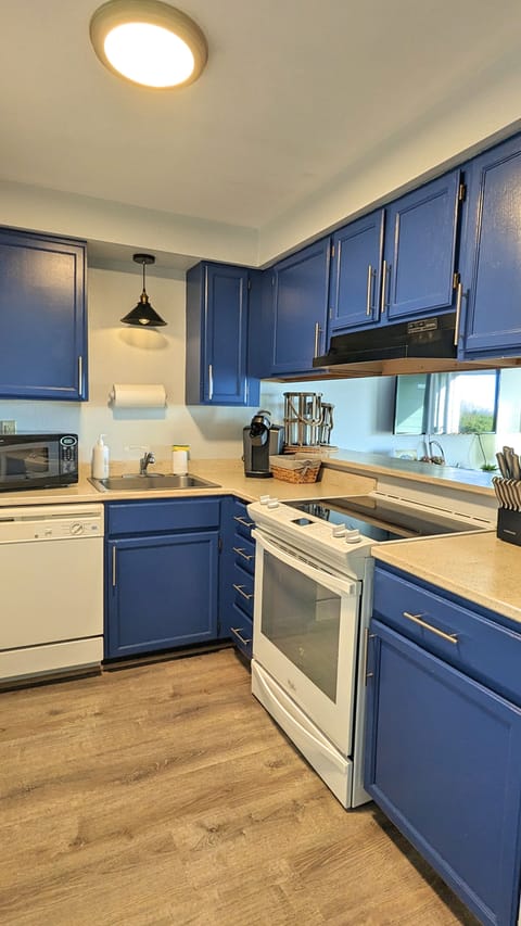 Condo | Private kitchen | Full-size fridge, microwave, oven, stovetop