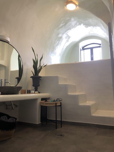 Grand Cave Suite with Caldera Sea Views | Bathroom | Shower, rainfall showerhead, free toiletries, hair dryer