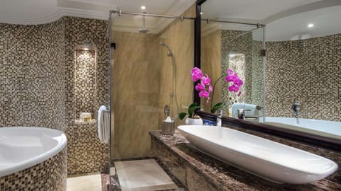 Presidential Suite (View) | Bathroom | Free toiletries, hair dryer, bathrobes, slippers