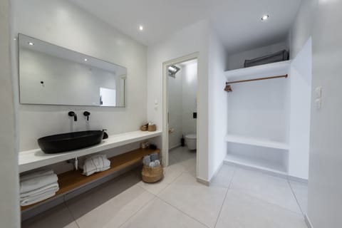 Exclusive Suite, 1 King Bed with Sofa bed, Hot Tub, Sea View | Bathroom | Free toiletries, hair dryer, bathrobes, slippers