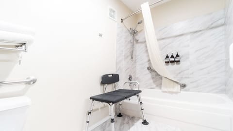 Comfort Single Room | Bathroom | Combined shower/tub, eco-friendly toiletries, hair dryer, towels