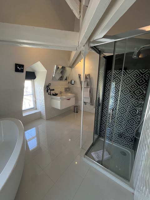 Chambre Double Supérieure dans une Dépendance | Bathroom | Shower, hydromassage showerhead, designer toiletries, hair dryer