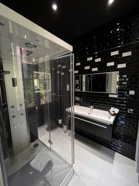 Suite Junior Château | Bathroom | Shower, hydromassage showerhead, designer toiletries, hair dryer