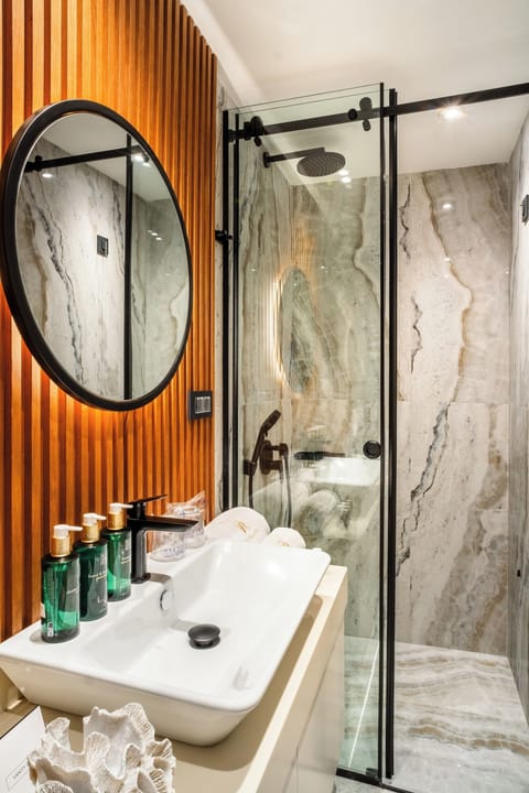 Family Suite, Sea View | Bathroom | Shower, free toiletries, hair dryer, bathrobes