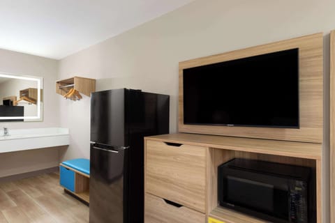 Room, 1 King Bed, Non Smoking | Blackout drapes, iron/ironing board, cribs/infant beds, free WiFi