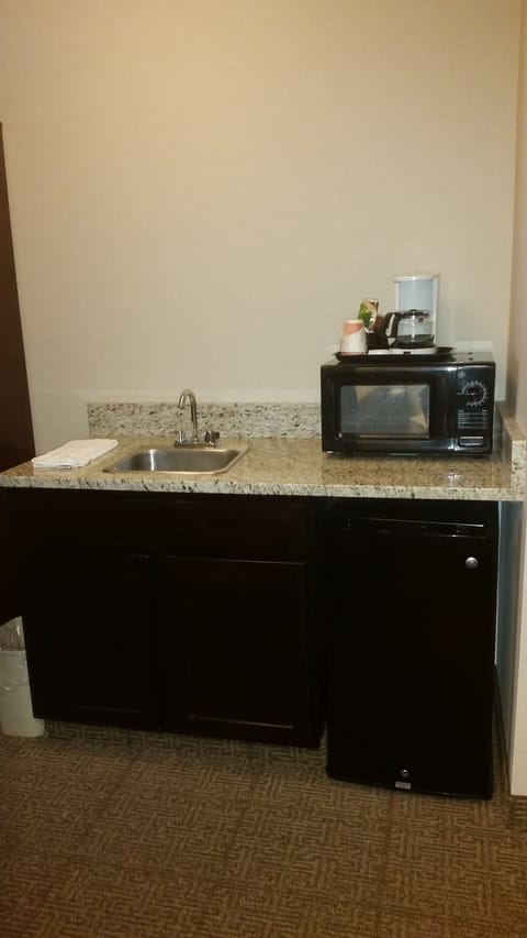 Standard Room, 1 Queen Bed with Twin Bunk Beds, Non Smoking | Premium bedding, desk, laptop workspace, iron/ironing board