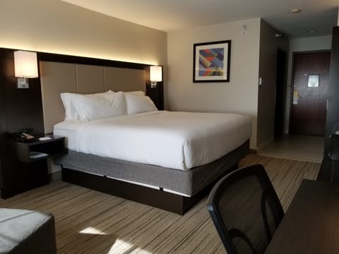 Standard Room, 1 King Bed | Pillowtop beds, in-room safe, desk, laptop workspace