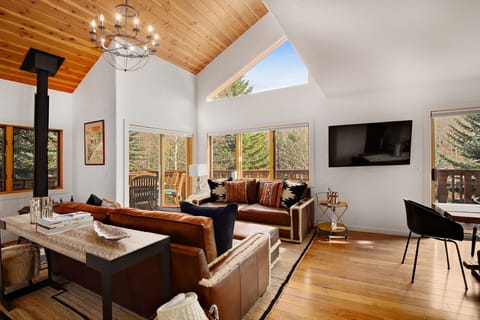 Duplex, 4 Bedrooms | Living area | Smart TV