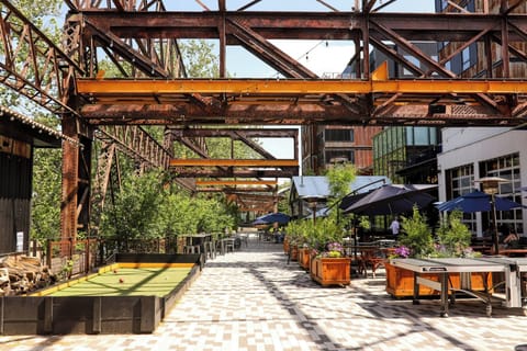 2 restaurants; breakfast, lunch, and dinner served