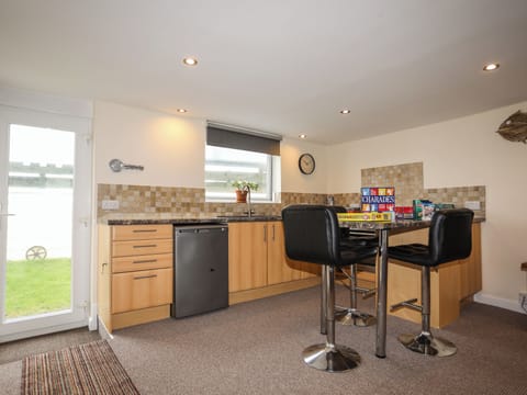 Cottage | Private kitchen | Fridge, dishwasher, cookware/dishes/utensils