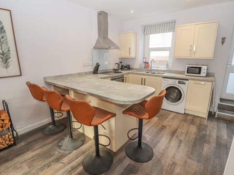 Cottage | Private kitchen | Fridge, dishwasher, electric kettle, toaster