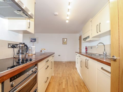 Cottage | Private kitchen | Fridge, dishwasher, electric kettle, toaster