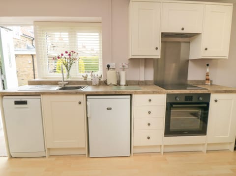 Cottage | Private kitchen | Fridge, dishwasher, electric kettle, toaster