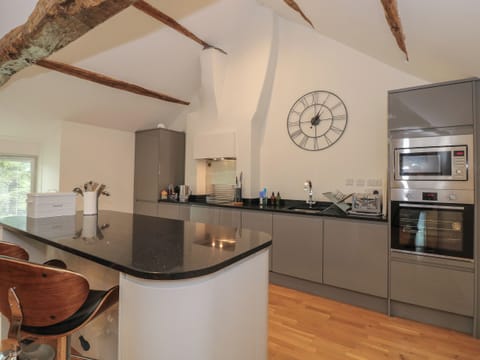 Cottage | Private kitchen | Fridge, microwave, dishwasher, electric kettle