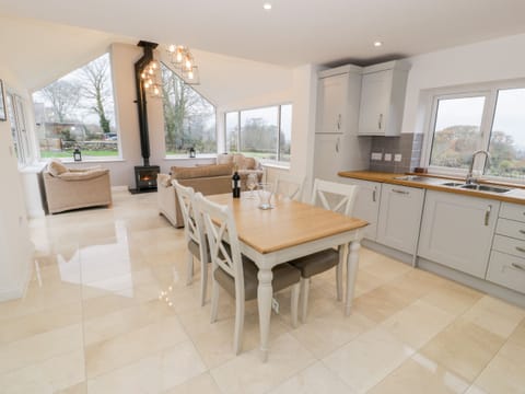 Cottage | Private kitchen | Fridge, dishwasher, electric kettle, toaster