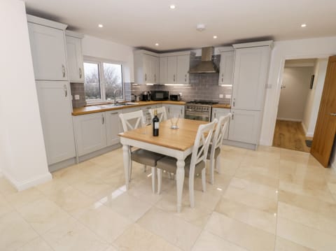Cottage | Private kitchen | Fridge, dishwasher, electric kettle, toaster