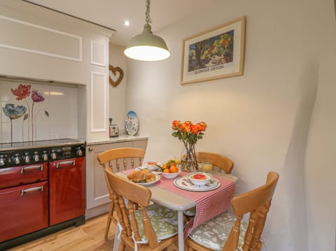 Cottage | Private kitchen | Fridge, dishwasher, electric kettle, cookware/dishes/utensils