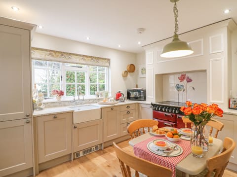 Cottage | Private kitchen | Fridge, dishwasher, electric kettle, cookware/dishes/utensils