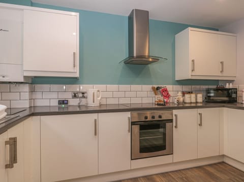 Cottage | Private kitchen | Fridge, electric kettle, toaster, cookware/dishes/utensils