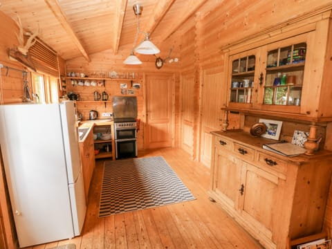 Cottage | Private kitchen | Fridge, electric kettle, toaster, cookware/dishes/utensils