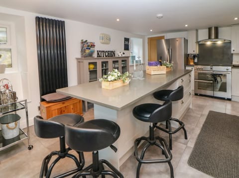 Cottage | Private kitchen | Fridge, dishwasher, electric kettle, toaster