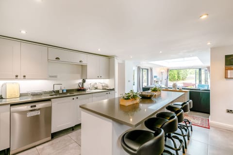 Cottage | Private kitchen | Fridge, dishwasher, electric kettle, toaster