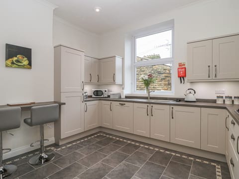 Cottage | Private kitchen | Fridge, dishwasher, electric kettle, toaster