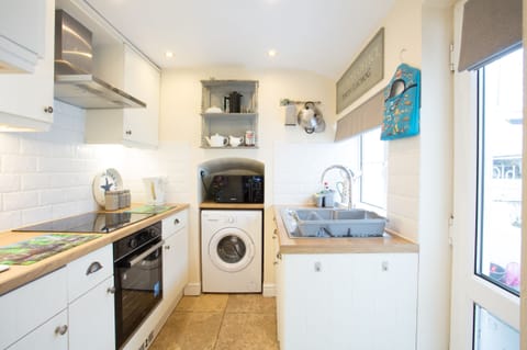 Cottage | Private kitchen | Fridge, dishwasher, electric kettle, toaster