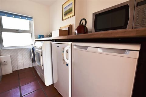 Cottage | Private kitchen | Fridge, dishwasher, cookware/dishes/utensils