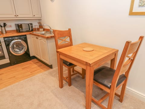 Cottage | Private kitchen | Fridge, electric kettle, toaster, cookware/dishes/utensils