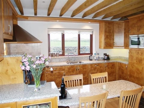 Cottage | Private kitchen | Fridge, dishwasher, cookware/dishes/utensils