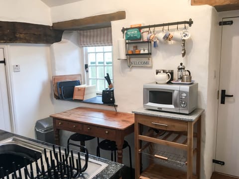 Cottage | Private kitchen | Fridge, cookware/dishes/utensils