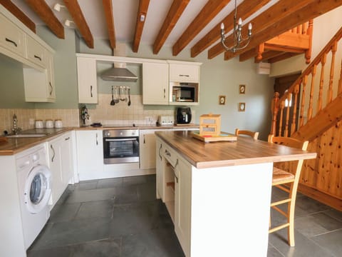 Cottage | Private kitchen | Fridge, dishwasher, cookware/dishes/utensils
