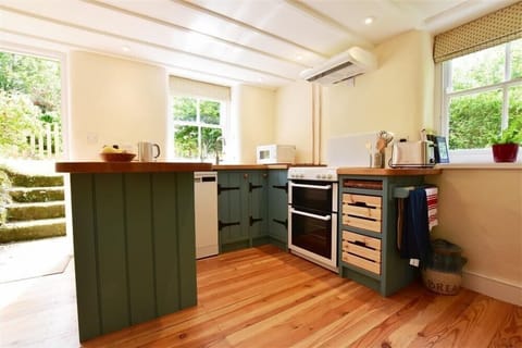 Cottage | Private kitchen | Fridge, dishwasher, cookware/dishes/utensils