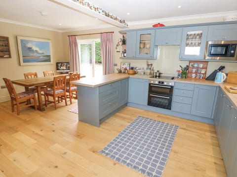 Fridge, dishwasher, cookware/dishes/utensils