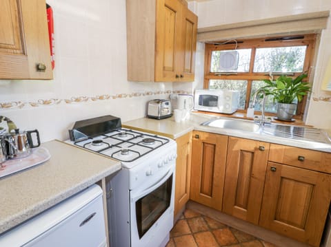 Cottage | Private kitchen | Fridge, electric kettle, toaster, cookware/dishes/utensils