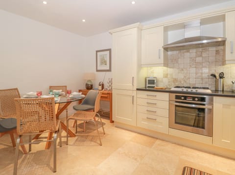 Cottage | Private kitchen | Dishwasher, cookware/dishes/utensils