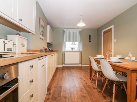 Cottage | Private kitchen | Fridge, dishwasher, electric kettle, toaster