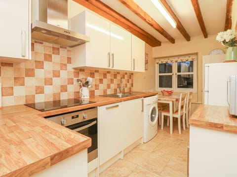 Cottage | Private kitchen | Fridge, dishwasher, cookware/dishes/utensils