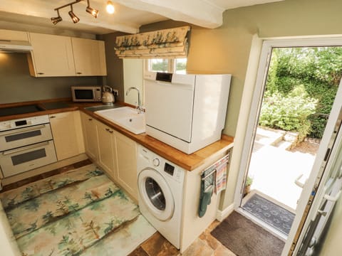 Cottage | Private kitchen | Fridge, dishwasher, electric kettle, toaster