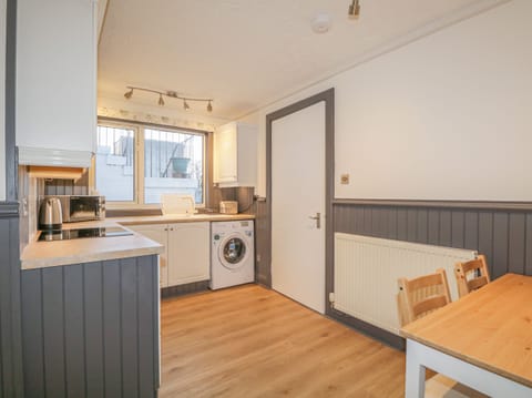 Cottage | Private kitchen | Fridge, electric kettle, toaster, cookware/dishes/utensils