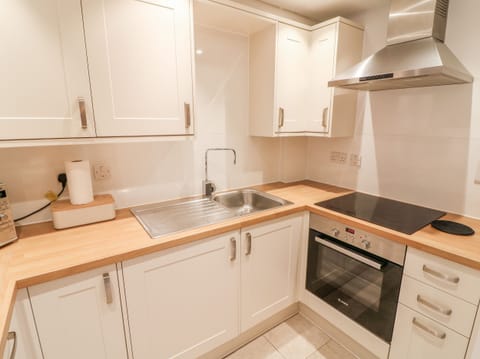 Cottage | Private kitchen | Fridge, dishwasher, electric kettle, toaster