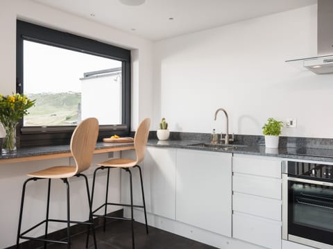 Cottage | Private kitchen | Fridge, dishwasher, electric kettle, toaster