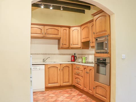 Cottage | Private kitchen | Fridge, dishwasher, cookware/dishes/utensils