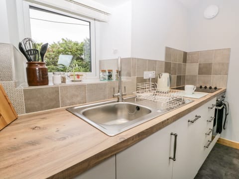 Cottage | Private kitchen | Fridge, dishwasher, electric kettle, toaster