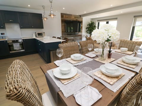Cottage | Private kitchen | Fridge, microwave, dishwasher, cookware/dishes/utensils