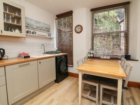 Cottage | Private kitchen | Fridge, dishwasher, electric kettle, cookware/dishes/utensils