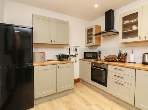 Cottage | Private kitchen | Fridge, dishwasher, electric kettle, cookware/dishes/utensils